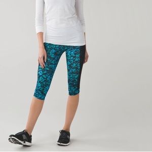 Lululemon Stop At Nothing Crop size 6 Ruched Luxtreme Fleur Sombre Blue Black